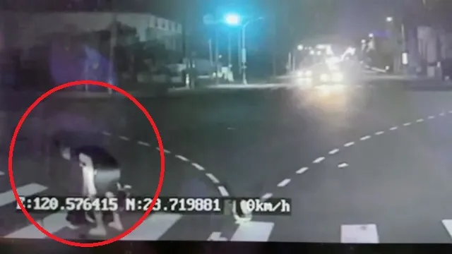 期間有人上前查看傷勢，但未對來車示警就離開。民眾提供