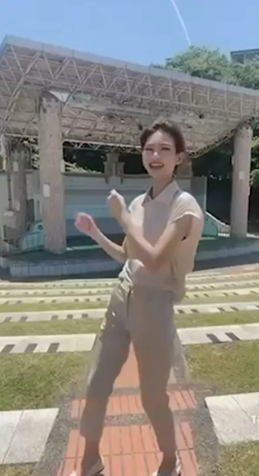 女孩燦爛笑容，陽光能增加免疫力、抗憂鬱。TikTok :mona11_official 提供
