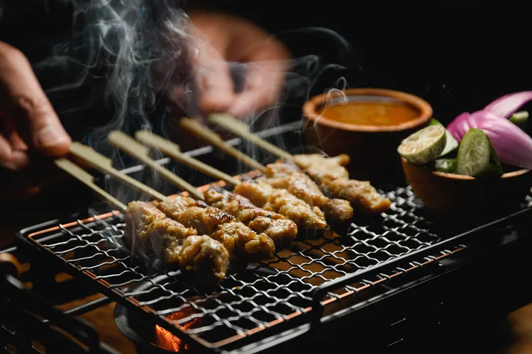 高雄洲際酒店南洋風「HAWKER好客」餐廳下月開幕，提供南洋道地沙嗲等美食。讀者提供