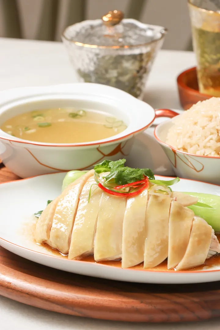 高雄洲際酒店南洋風「HAWKER好客」餐廳下月開幕，提供南洋道地海南雞飯等美食。讀者提供