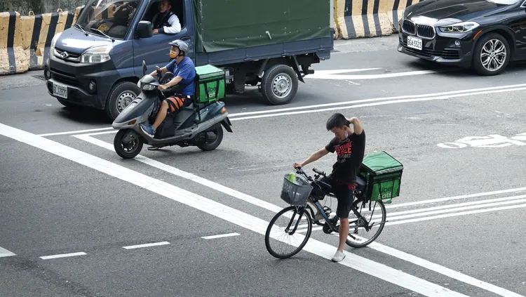 當外送員僅需機車執照和良民證。莊宗達攝