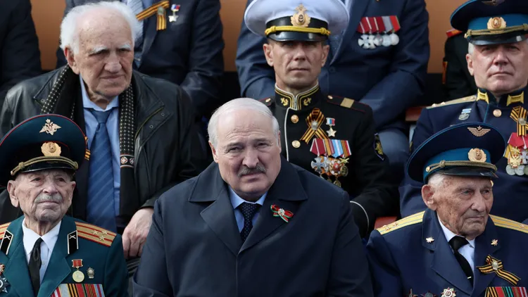 白俄羅斯強人總統盧卡申科（前排中）5月9日出席莫斯科勝利紀念日遊行時，就已經傳出身體極度不適。路透社資料照片