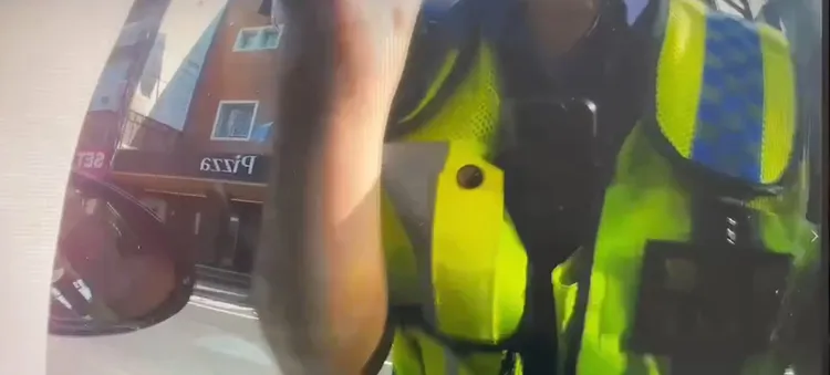 警員敲打車窗，企圖喚醒林男。翻攝畫面