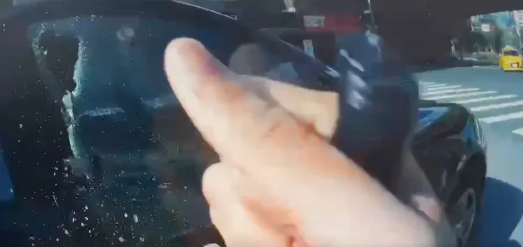 警方破窗。翻攝畫面