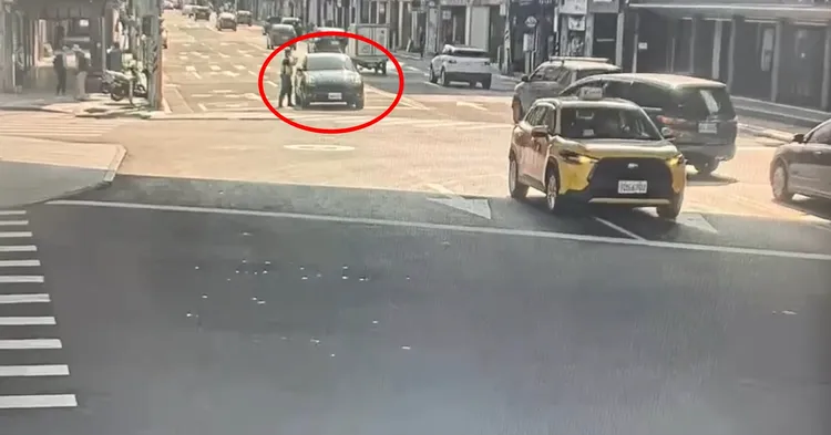 林男開車停等紅綠燈時，竟昏睡在駕駛座上。翻攝畫面