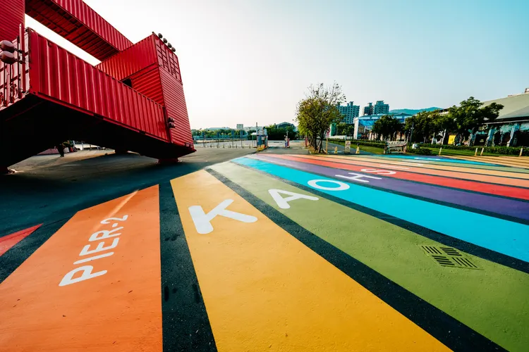 駁二象徵支持多元性別族群彩虹地景。觀光局提供