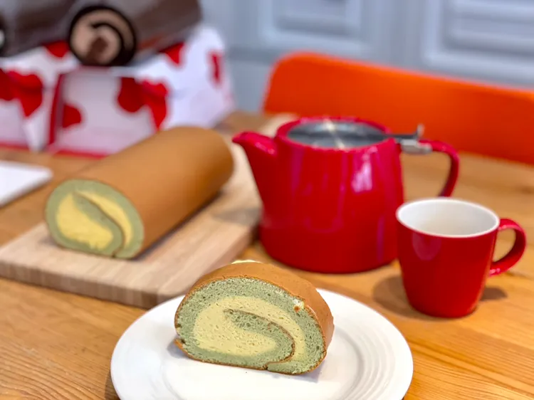 10週年慶限定新品「法式青桔芒果生乳捲」酸甜清爽層次口感，夏天吃也不膩。曾仲葳攝