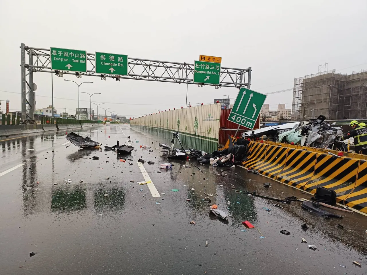 現場滿是碎片、零件。民眾提供