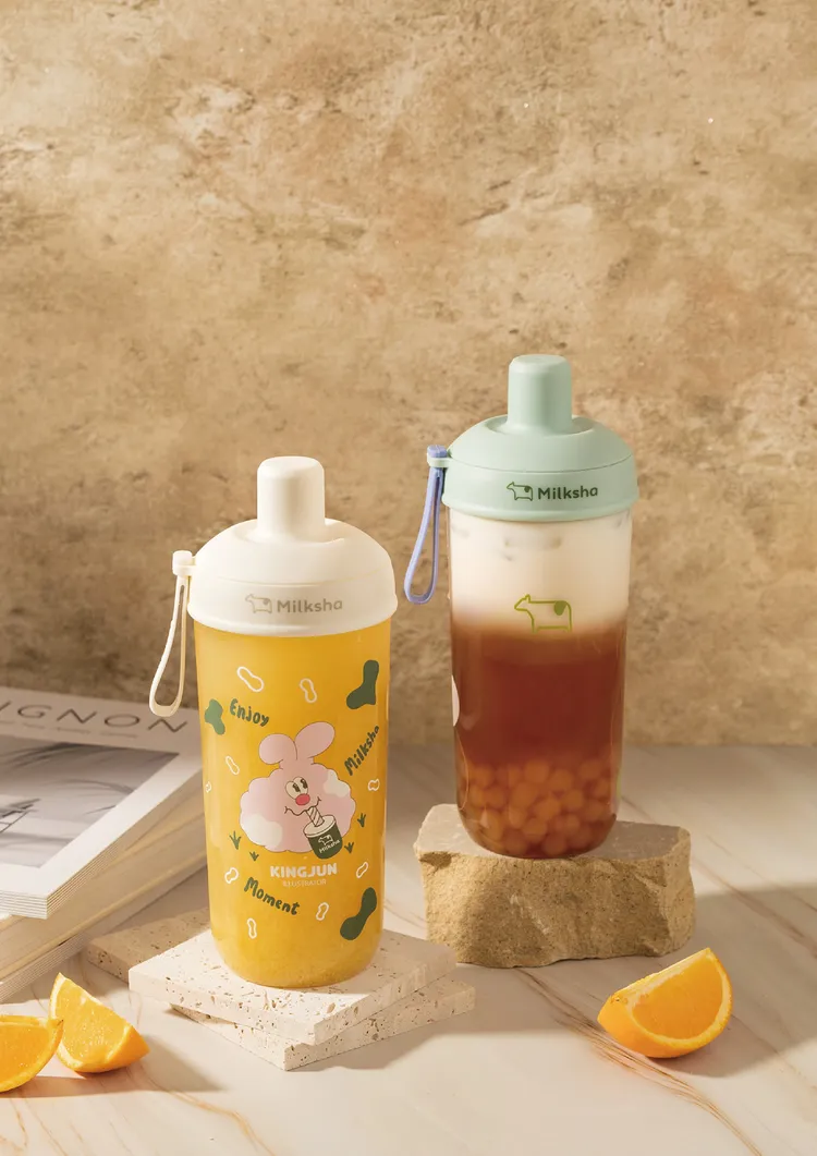 迷客夏首次與台灣新銳插畫家KINGJUN聯名，推出限定杯身與造型杯膜，以及飲料控必備環保單品「KINGJUN聯名款My Milksha Bottle環保杯」與「循環再生雙用杯袋」。業者提供