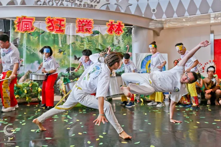 卡波耶拉又稱巴西戰舞，招牌動作包括倒立、空翻和迴旋踢等。翻攝畫面