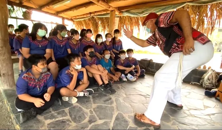 卡波耶拉又稱巴西戰舞，招牌動作包括倒立、空翻和迴旋踢等。翻攝畫面