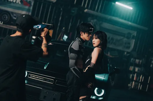 新加坡歌手MV秀跑車 許願到台南吃美食