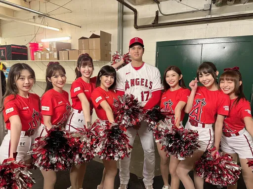 大谷翔平和樂天女孩合照有玄機！這兩個細節讓網友讚嘆