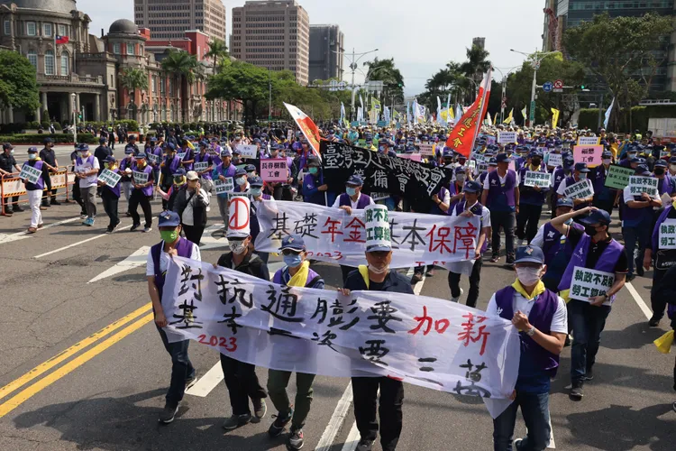 五一行動聯盟1日號召全國工會上凱道遊行。林林攝