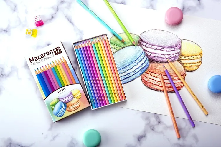 利百代馬卡龍有色鉛筆，是國內專利環保水性漆塗料，環保、無毒、抗菌，孩子使用安全無虞。