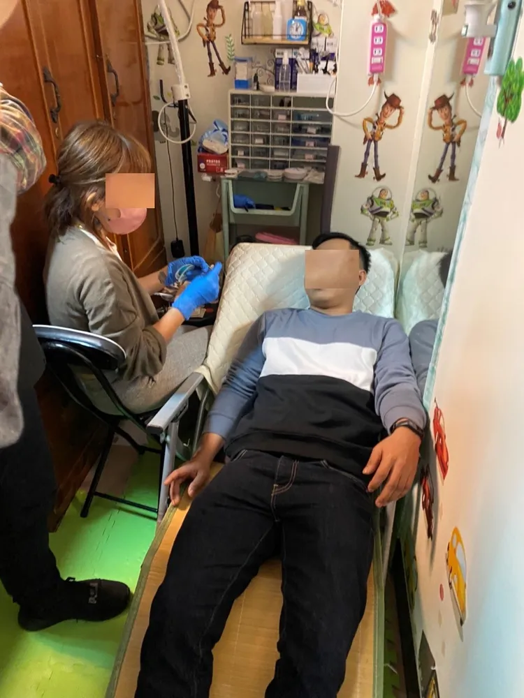 塔女在簡陋工作室內，幫同鄉患者看牙。讀者提供