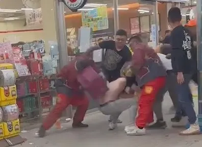 網友開玩笑說，7-11有說要借你們籃子打人嗎。翻攝自臉書「爆料公社」