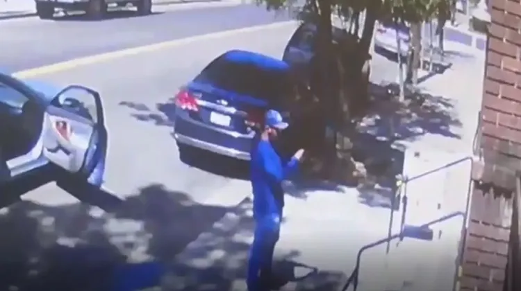 外送員將披薩放下後，還特別拍照證明已經「送達」了。翻攝twitter/usaoaklandpolicedepartment
