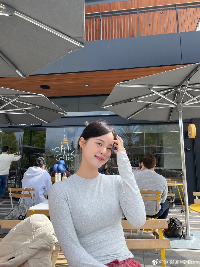 歐陽娜娜日前這組生活照被批看起來超粗壯、像穿阿嬤衛生衣。翻攝歐陽娜娜微博