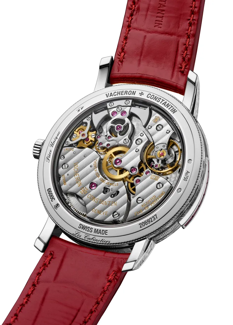 翻至錶背，可窺視錶款搭載厚度僅3.9mm之1731型超薄手動上鍊三問機芯。品牌提供