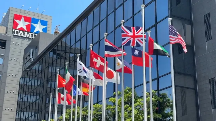 田宮模型公司迎賓影片有我國旗，遭中國網友抵制。取自推特/タミヤ