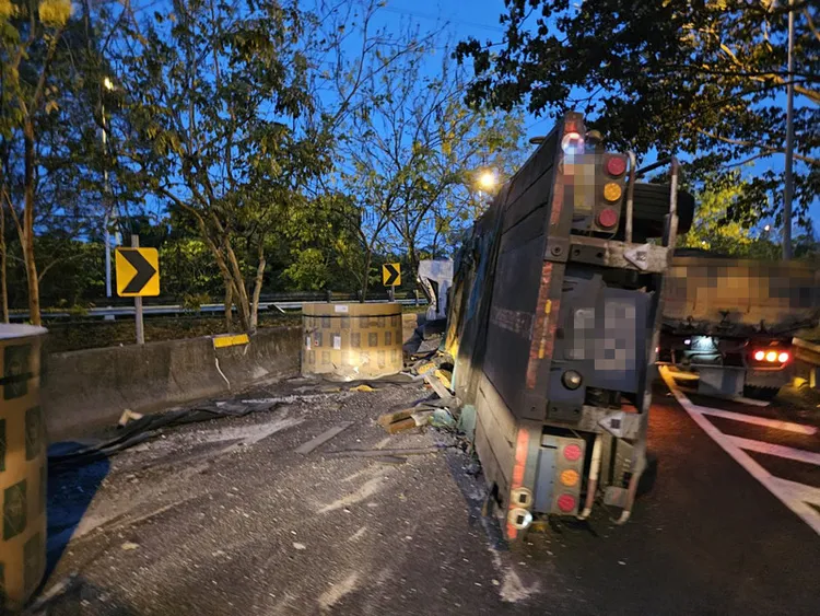 肇事原因與責任，仍待國道警方調查。讀者提供
