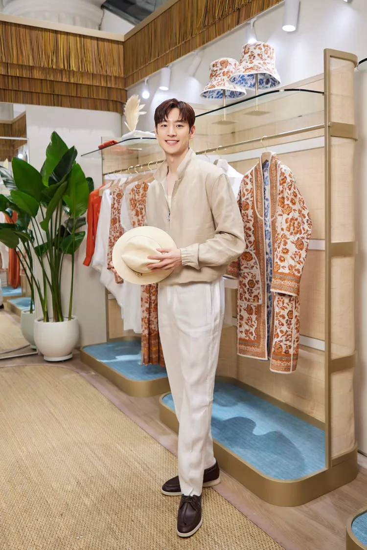 韓星李帝勳出席Loro Piana Summer Resort江南新世界百貨期間限定店。品牌提供