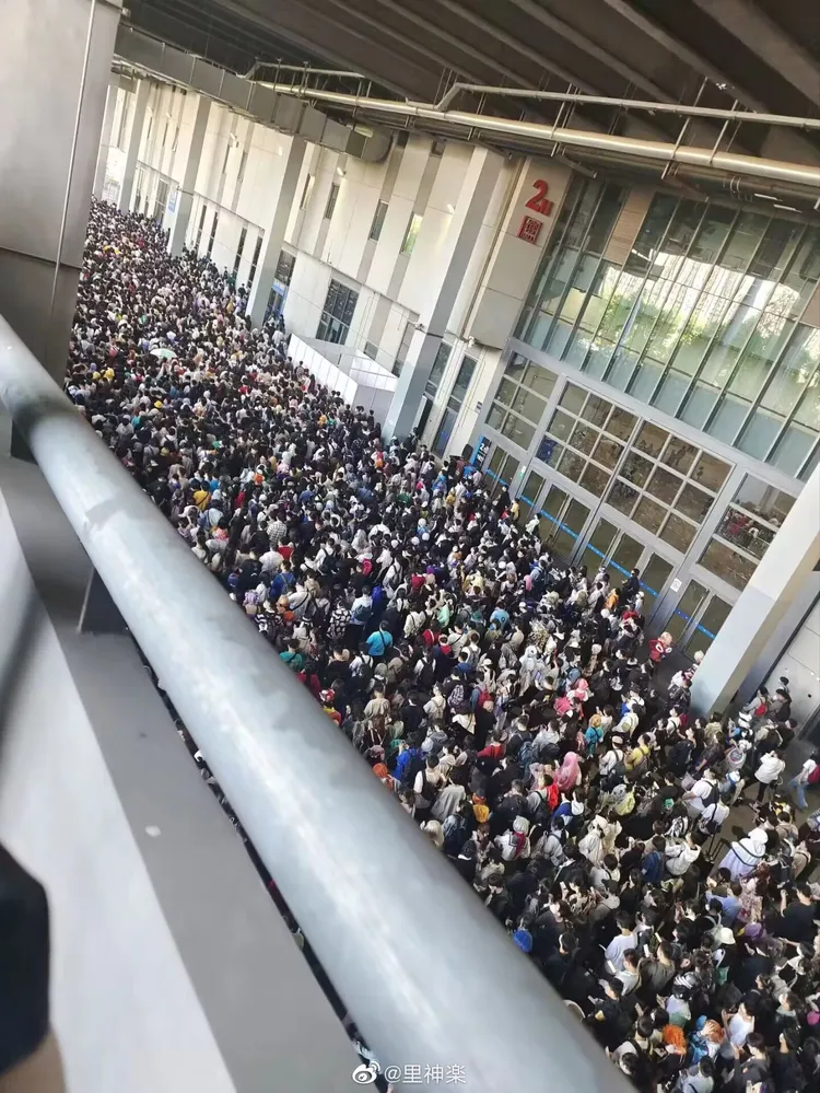 據稱動漫展因人潮過多，一度開放無票入場。翻攝微博