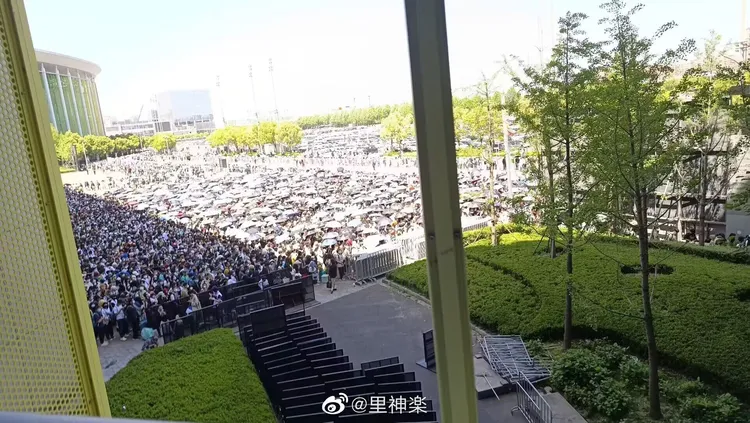 今早會場外的人潮。翻攝微博