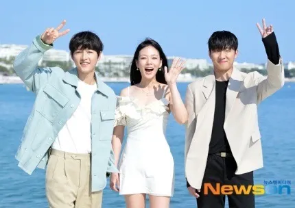 宋仲基（左起）、BIBI（金亨瑞）、洪思彬抵達坎城準備為《禍亂》造勢。翻攝NEWSEN