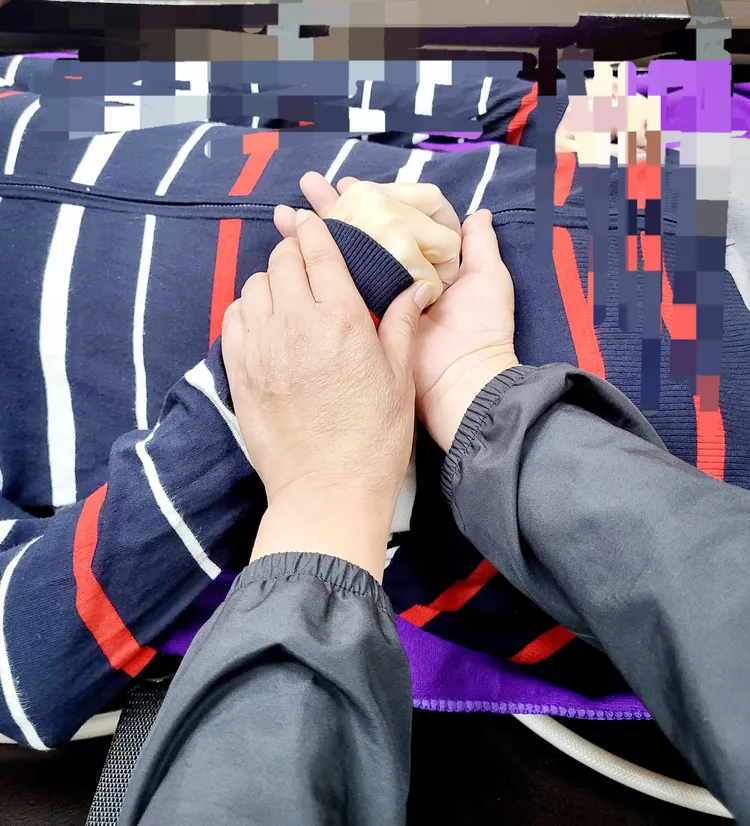 76行者遺體修復團隊握著林淑雅的手。翻攝自王薇君臉書