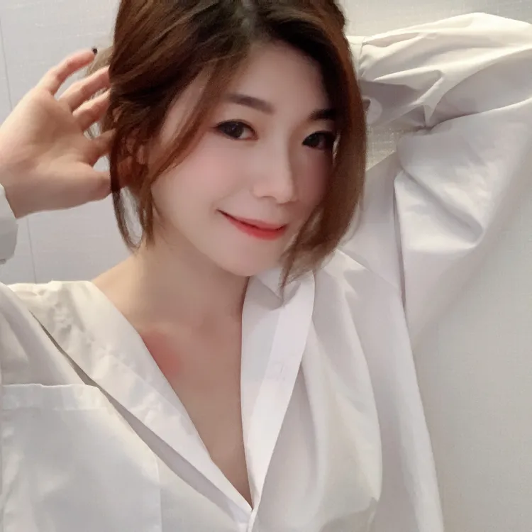 美尻女神喵可，身高164公分、體重48公斤，32C罩杯。