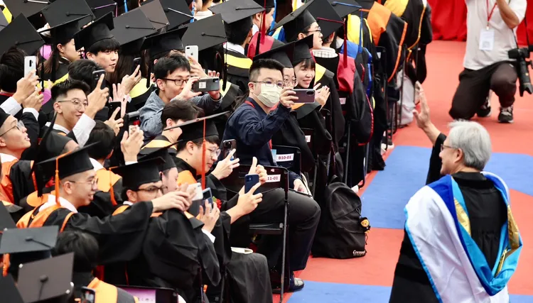 NVIDIA創辦人黃仁勳受到台大畢業生熱烈歡迎。林林攝