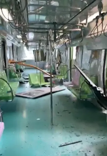 車廂內座位被掀飛，車窗被吊臂刺破。民眾提供