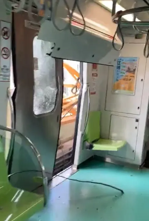 車廂內部殘破不堪。民眾提供