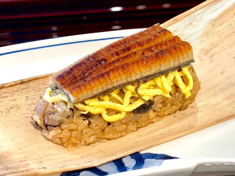 福袋造型蒲燒鰻魚粽製作過程也是相當費工。曾仲葳攝