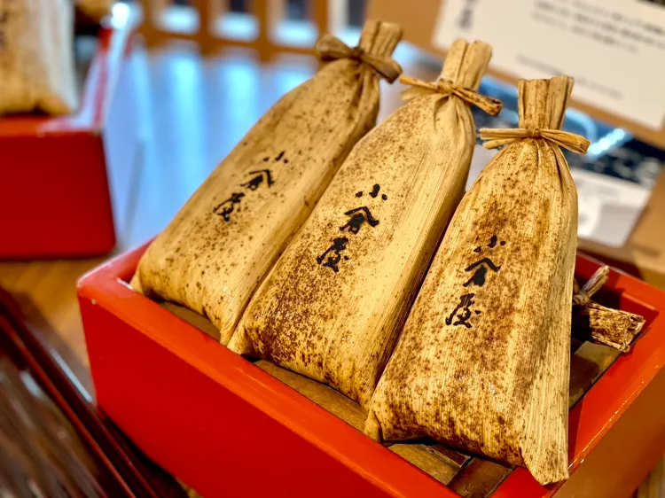 小倉屋推出福袋造型蒲燒鰻魚粽，讓民眾吃進福氣、養身補氣。曾仲葳攝