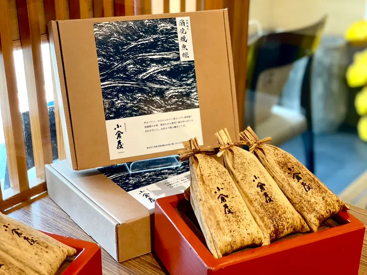 禮盒內含蒲燒鰻魚粽4顆、蒲燒醬2瓶、山椒粉4包。曾仲葳攝