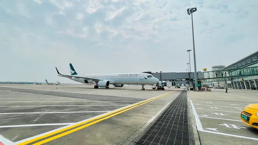 乘客狂噴國泰航空空姐　對中國人冷漠、對白人獻殷勤