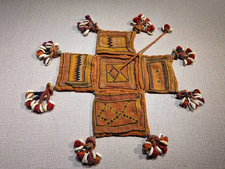 印度「香料堅果包」方便遊牧民族把日常飲食當中重要的香料分類收存，並可吊掛隨手取。讀者提供