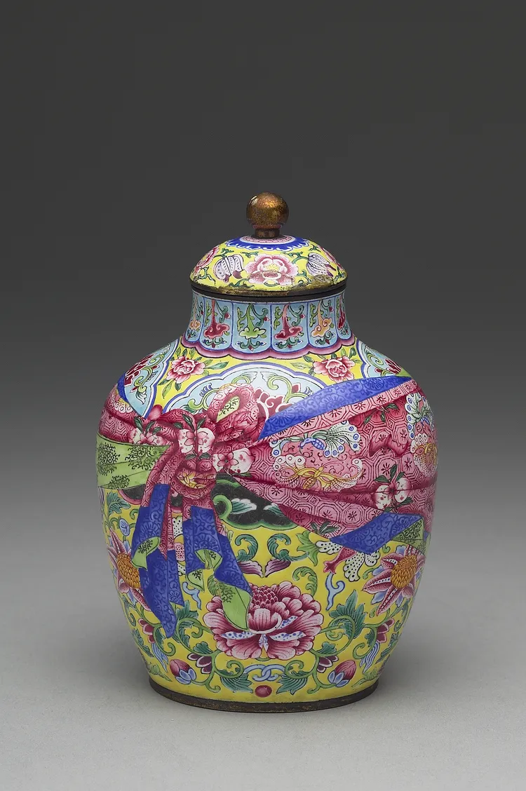 清乾隆銅胎畫琺瑯包袱紋蓋罐。讀者提供
