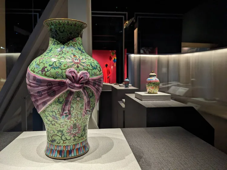 清嘉慶粉彩番蓮紋包袱式瓶。讀者提供