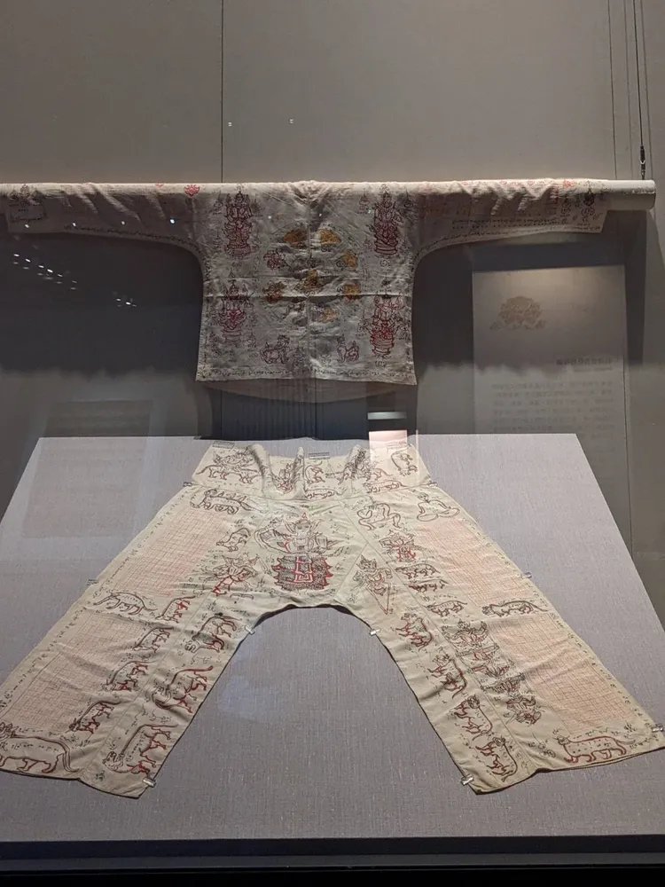 緬甸白地經文衣」上的幾何圖案，是由僧侶以吉祥藥草汁書寫。讀者提供