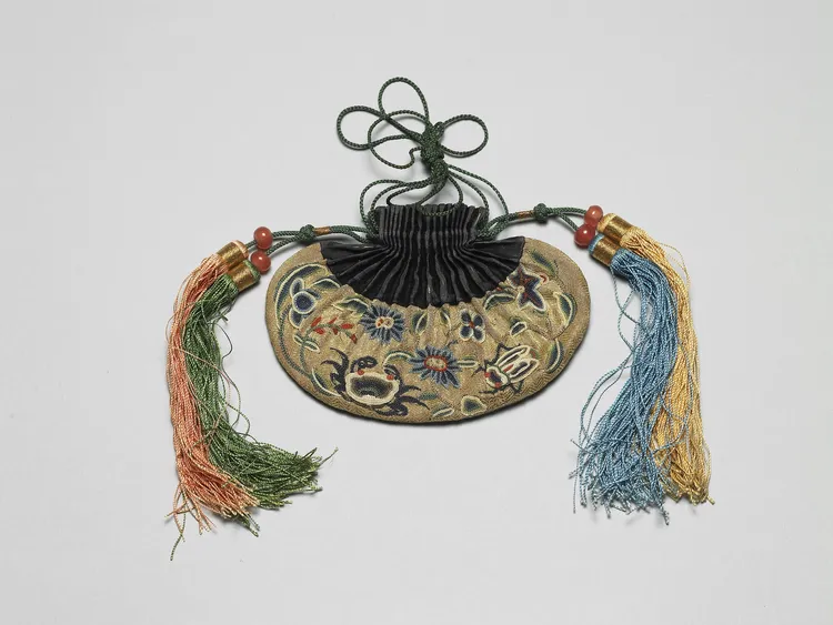 繡上螃蟹與荷花象徵和諧的「清和協荷包」。讀者提供