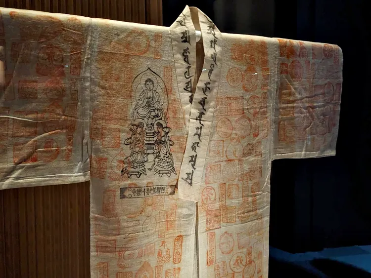 日本「白地經文衣」為「四國遍路」的朝聖者，沿途穿著並蓋上朝拜寺院的朱印、尊像。讀者提供