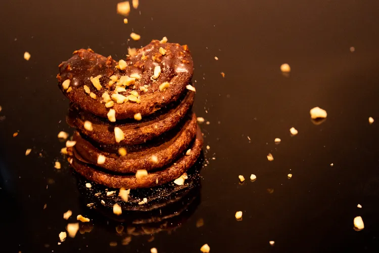 「可榛濃-冰心蝴蝶酥」基底蝴蝶酥經2187道層次反覆堆疊，口感酥鬆薄脆。業者提供