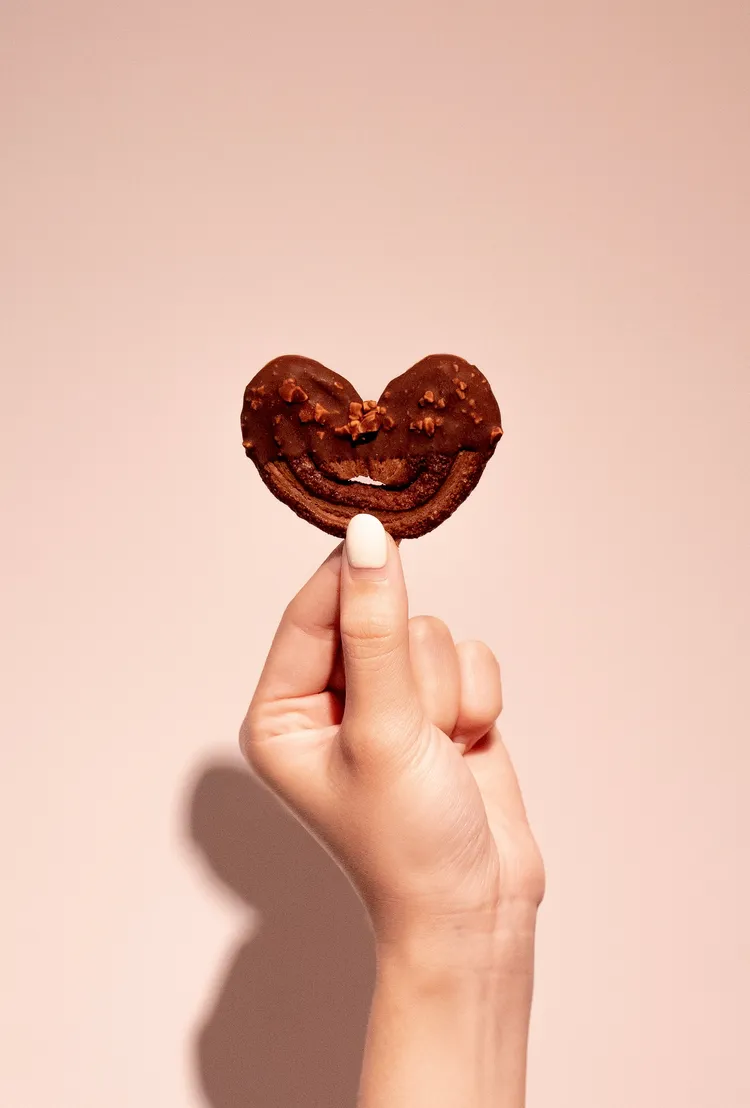 「可榛濃-冰心蝴蝶酥」將巧克力蝴蝶酥沾淋榛果可可淋醬，再急速冷凍。業者提供