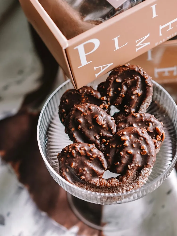 「可榛濃-冰心蝴蝶酥」保留榛果的香甜與可可的深邃，微苦香甜的細膩風味，一吃銷魂。業者提供