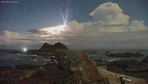 神秘「蓝色喷流」闪光往上窜 罕见画面曝光!气象局解密