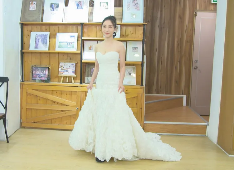 張家瑋開心能再度體驗穿婚紗。民視提供